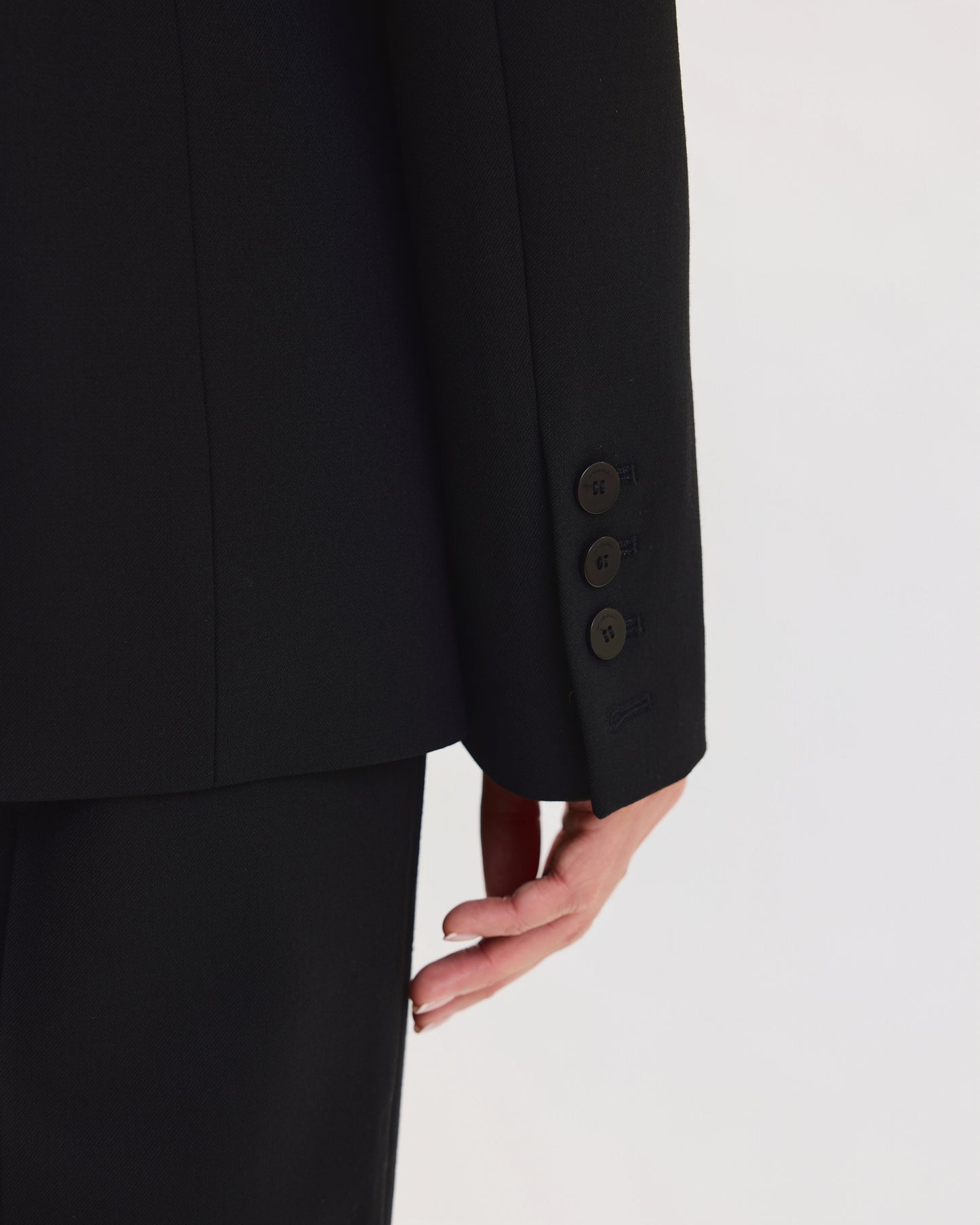 THE SIGNATURE ONE BUTTON BLAZER