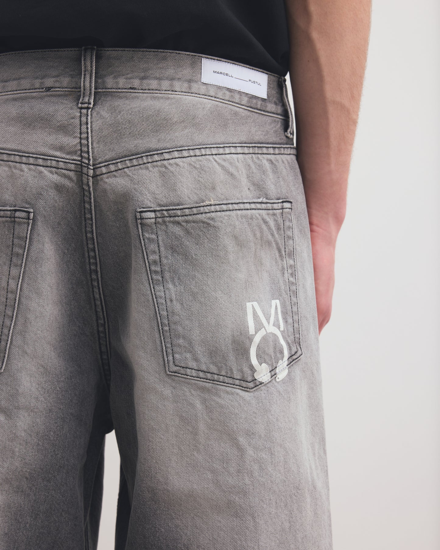 LOOSE FIT JEANS