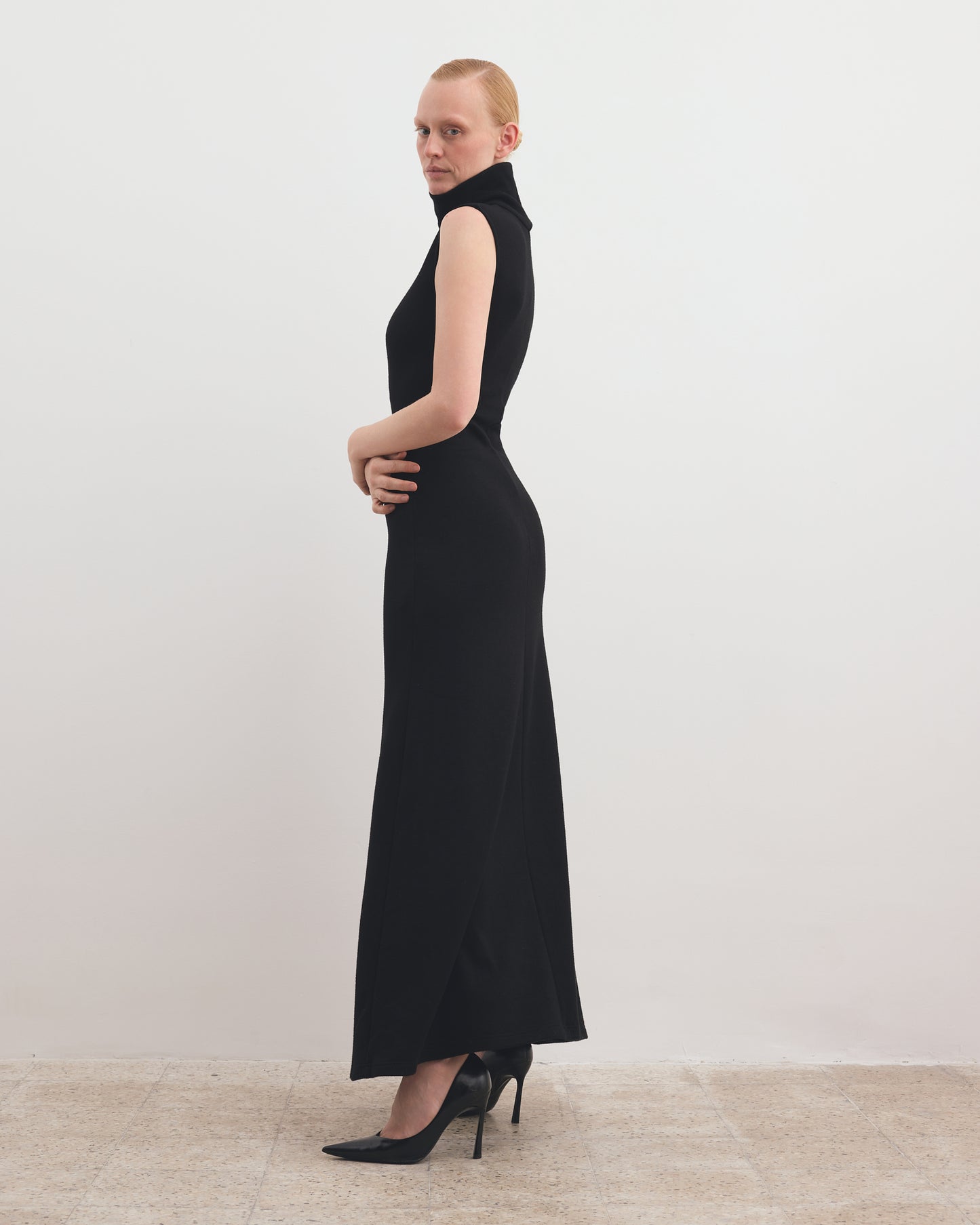 SLEEVELESS MAXI DRESS IN BLACK