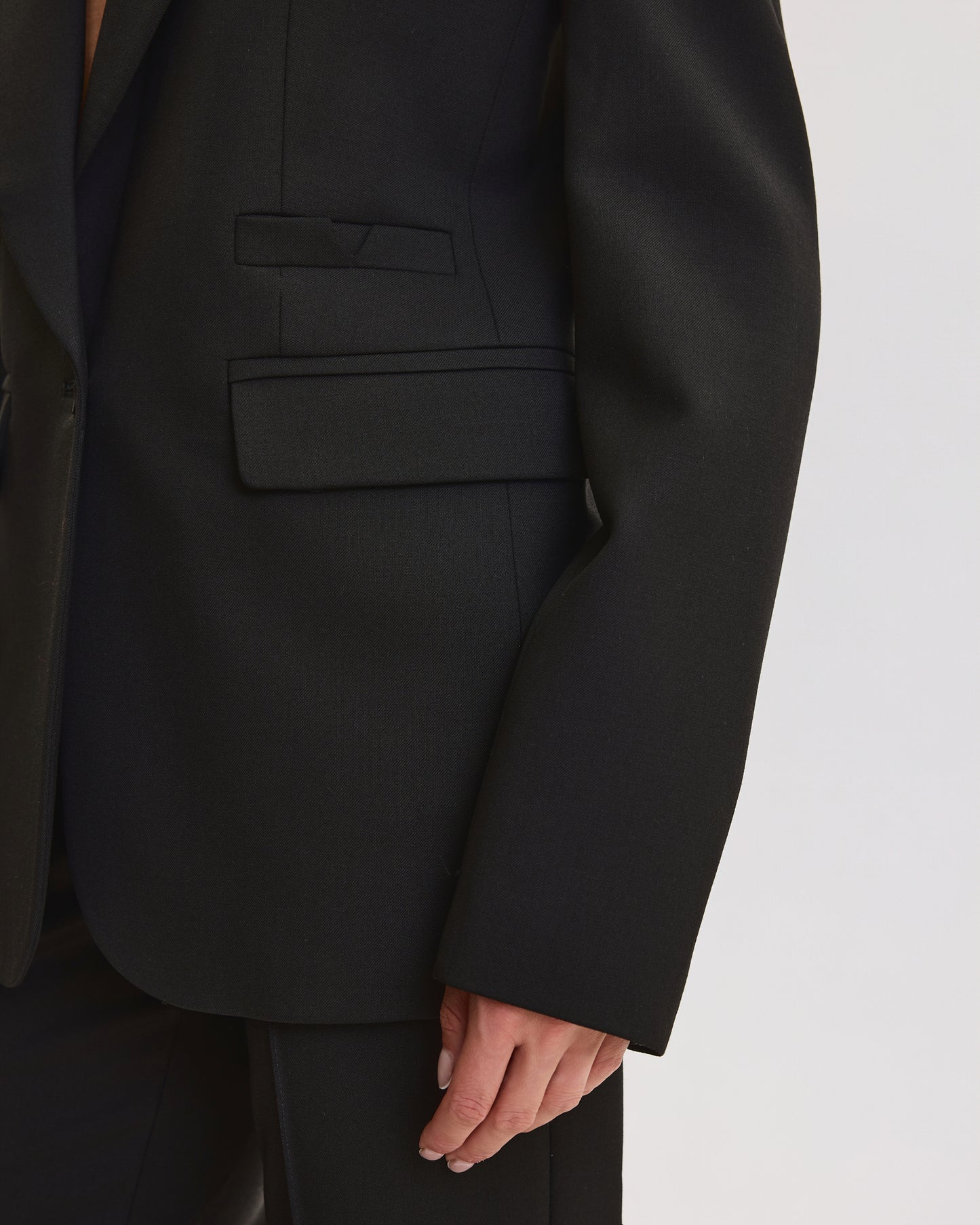 THE SIGNATURE ONE BUTTON BLAZER