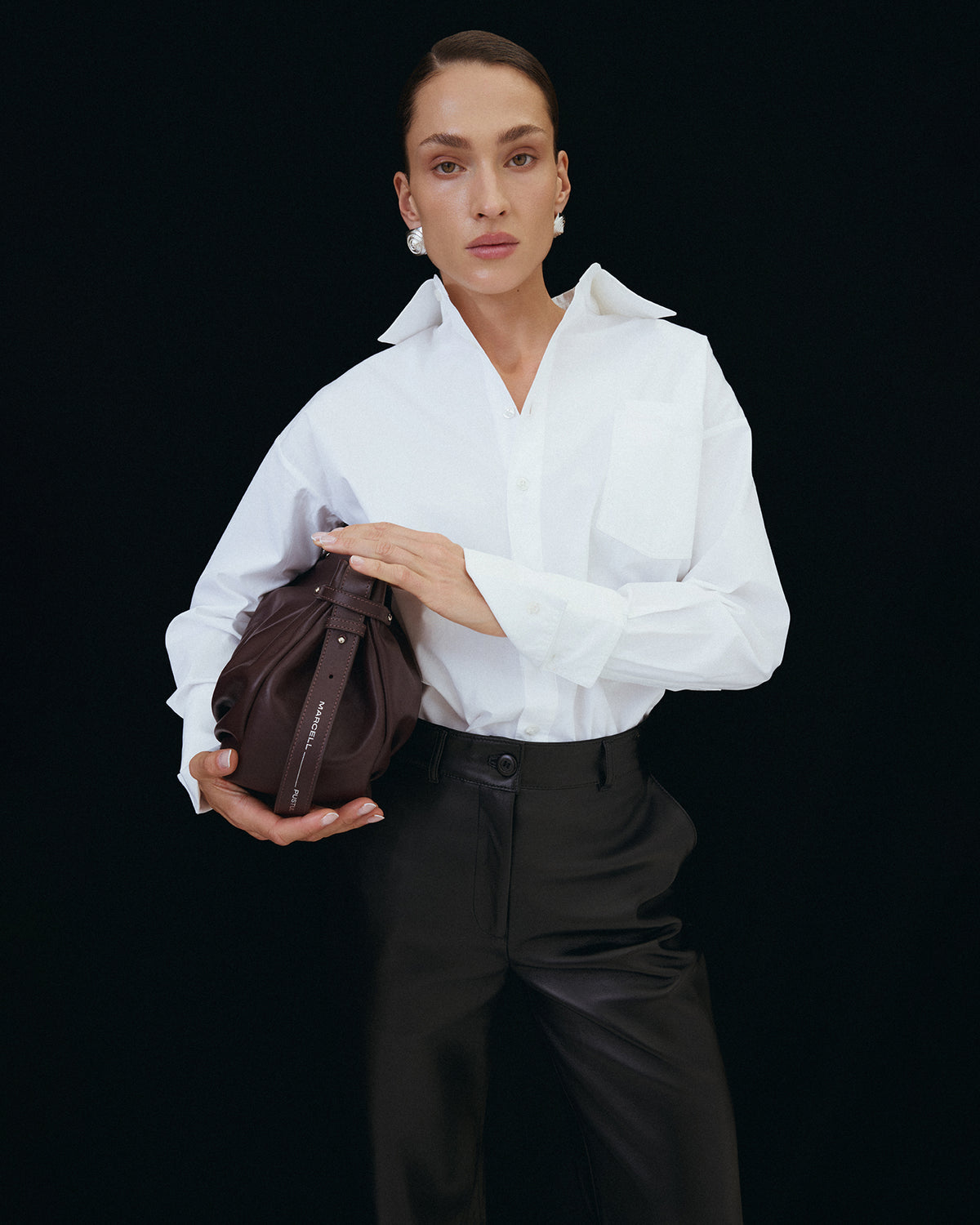 SHOP WOMAN