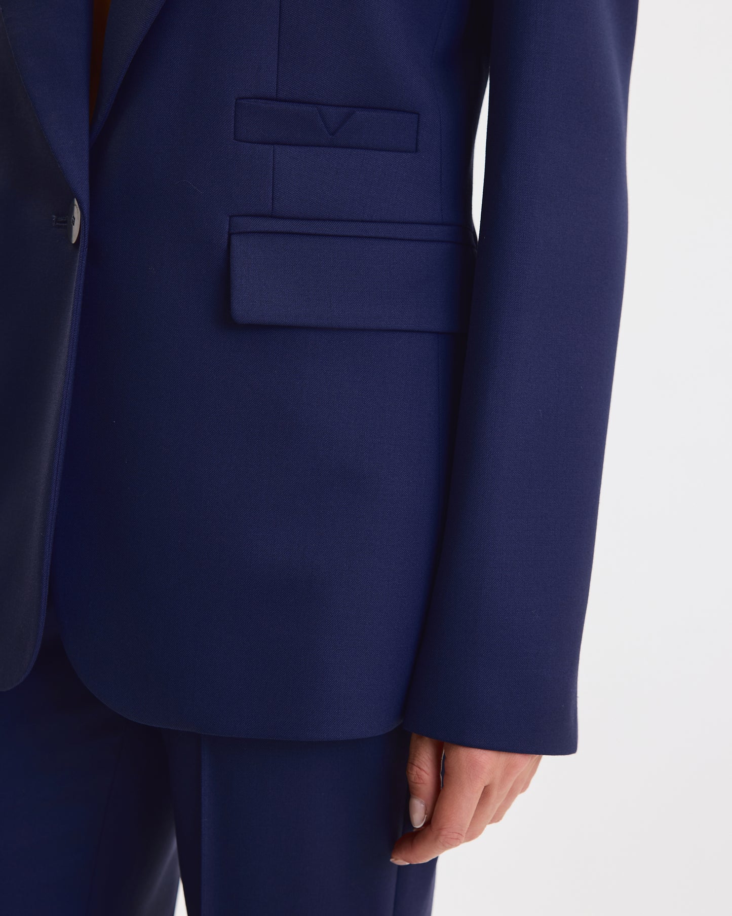 THE SIGNATURE ONE BUTTON BLAZER