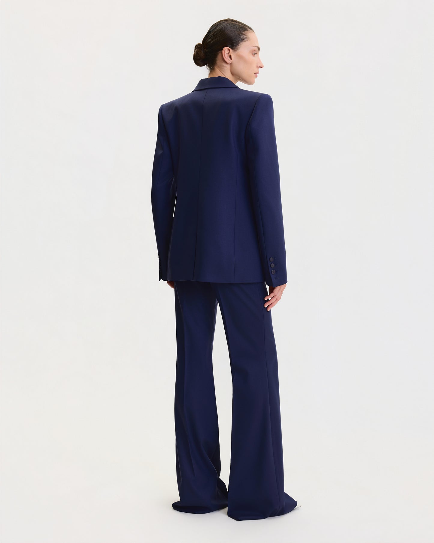 THE SIGNATURE ONE BUTTON BLAZER