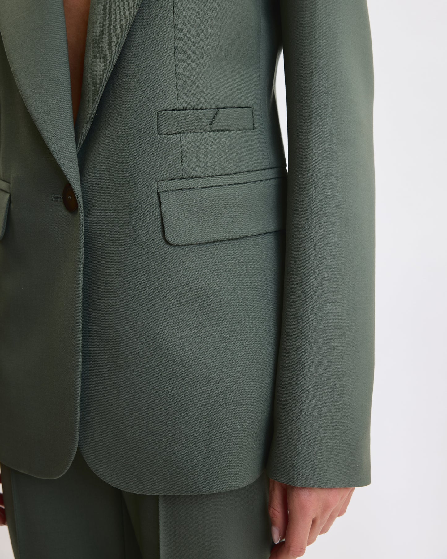 THE SIGNATURE ONE BUTTON BLAZER
