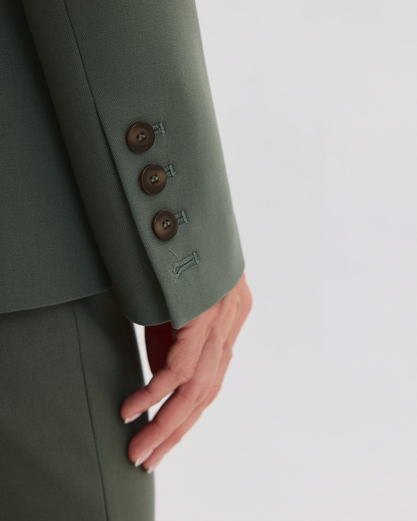 THE SIGNATURE ONE BUTTON BLAZER