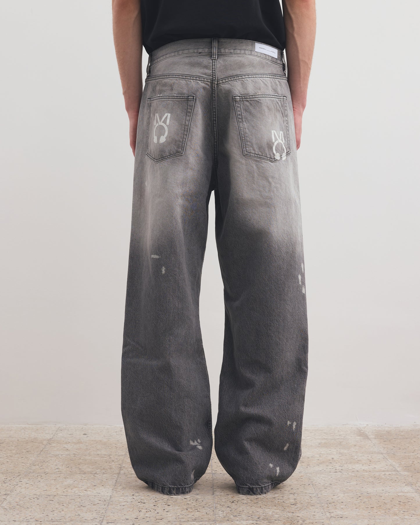LOOSE FIT JEANS