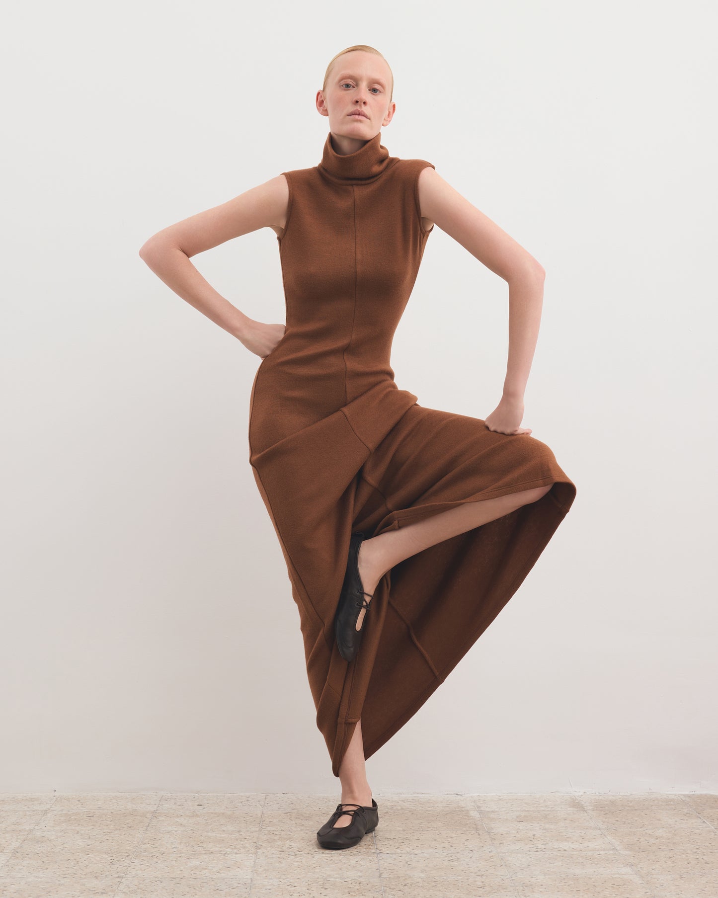 SLEEVELESS MAXI DRESS IN CAMEL