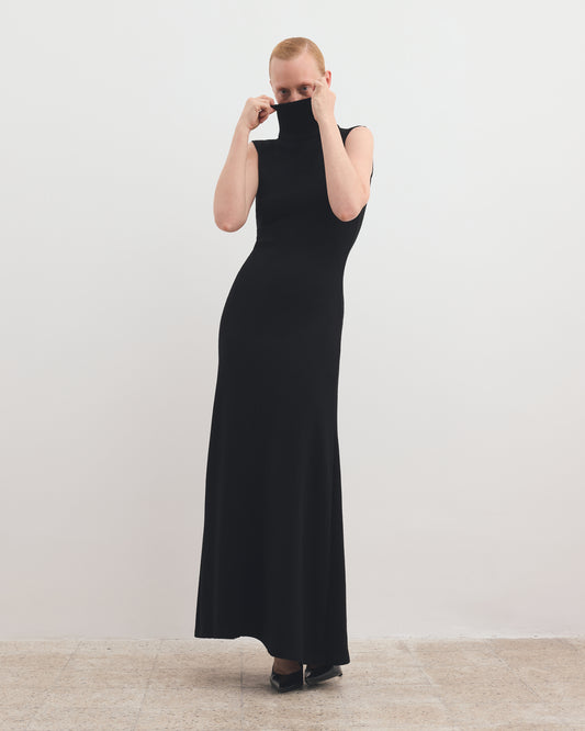 SLEEVELESS MAXI DRESS IN BLACK