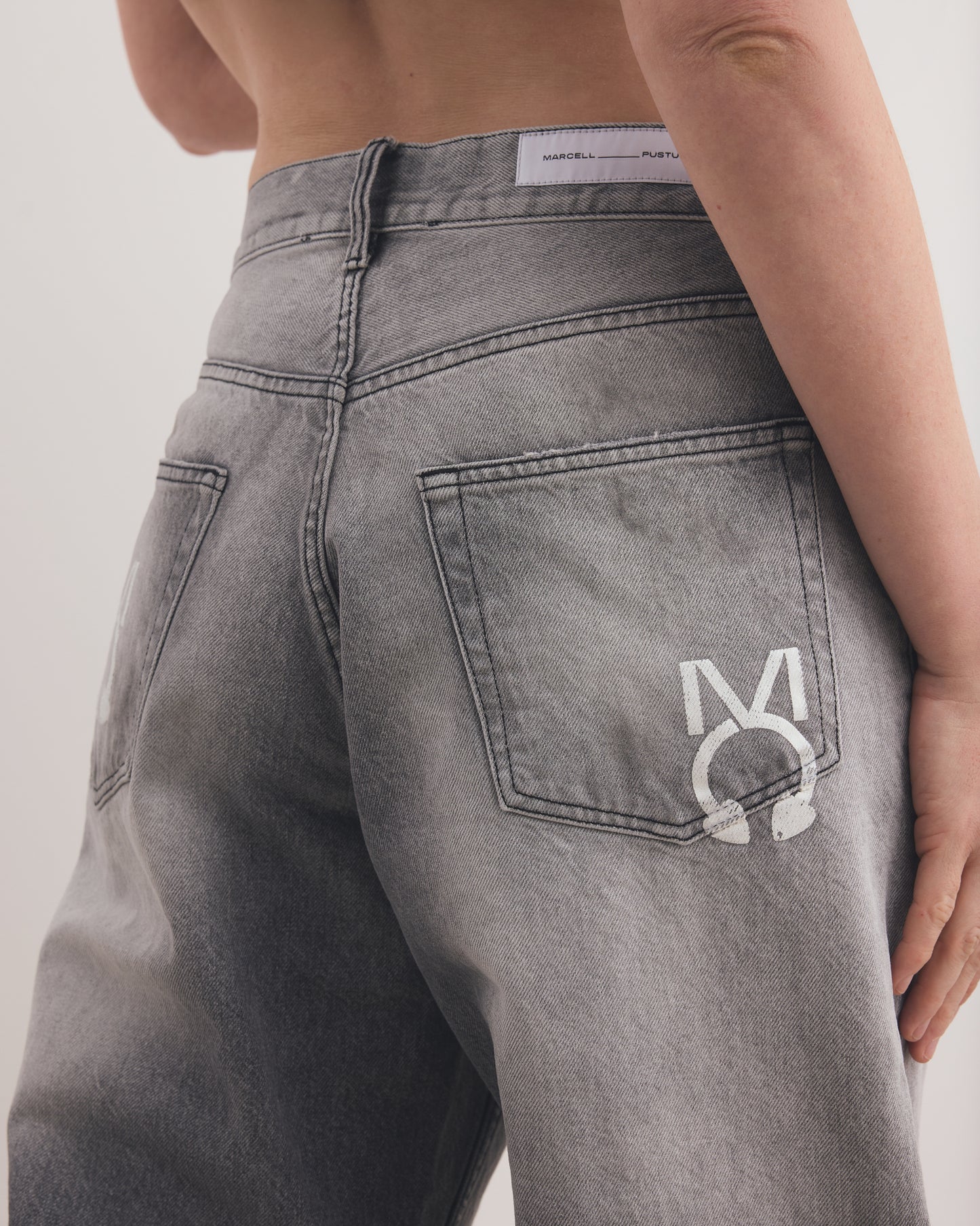 LOOSE FIT JEANS